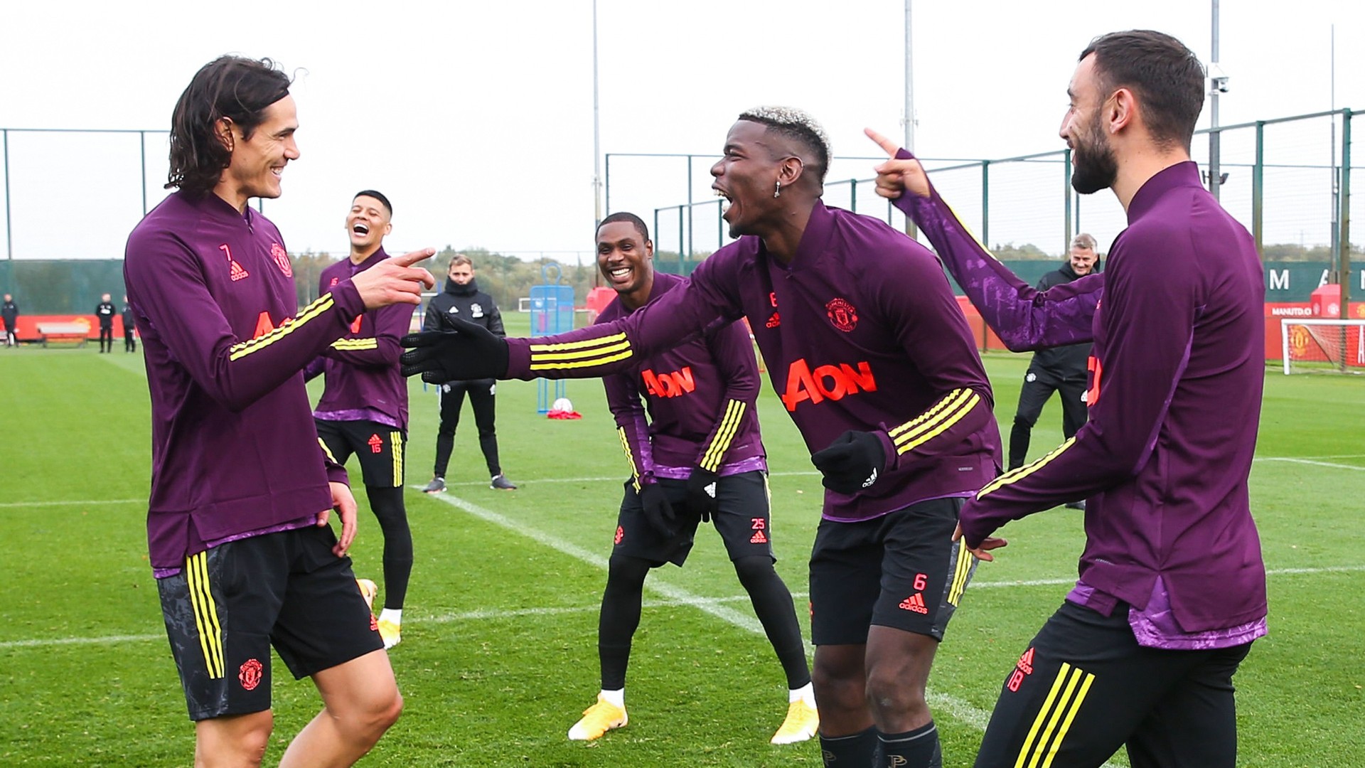 Edinson Cavani having fun at training with Paul Pogba, Bruno Fernandes, Marcos Rojo, and Odion Ighalo